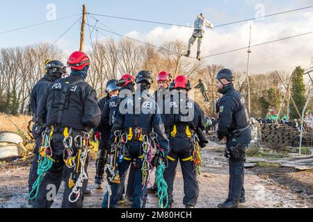 Les activistes du climat se sont barricadés dans le village allemand de Lutzerath, en Rhénanie-du-Nord-Westphalie. Les militants occupent le village depuis plus de deux ans pour l'empêcher de disparaître de la surface de la terre, comme convenu dans un accord négocié par les dirigeants politiques. Les mines de la société énergétique RWE s'enflamment là-bas, ce que les activistes accusent du réchauffement climatique et de la pollution de CO2. Tôt ce matin, la police a commencé à évacuer le village. Banque D'Images