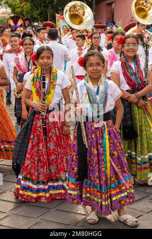 De jeunes musiciens se préparent à une parade lors du festival annuel de danse folklorique Guelaguetza à Oaxaca, au Mexique. Banque D'Images