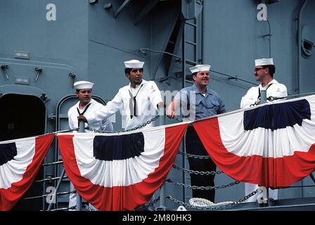 Les hommes d'équipage se tiennent sur le pont de la frégate de missile guidé USS JARRETT (FFG 33) avant le début des cérémonies de mise en service. Base: Naval Air Station, long Beach État: Californie (CA) pays: Etats-Unis d'Amérique (USA) Banque D'Images