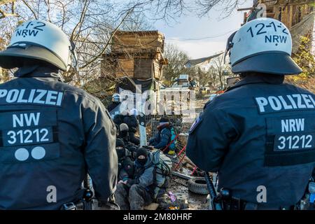 Les activistes du climat se sont barricadés dans le village allemand de Lutzerath, en Rhénanie-du-Nord-Westphalie. Les militants occupent le village depuis plus de deux ans pour l'empêcher de disparaître de la surface de la terre, comme convenu dans un accord négocié par les dirigeants politiques. Les mines de la société énergétique RWE s'enflamment là-bas, ce que les activistes accusent du réchauffement climatique et de la pollution de CO2. Tôt ce matin, la police a commencé à évacuer le village. Banque D'Images