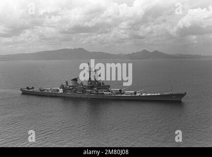 Vue aérienne à tribord du cuirassé USS NEW JERSEY (BB-62) en cours avant d'entrer dans la baie de Manille, République des Philippines. Pays: Mer de Chine méridionale Banque D'Images