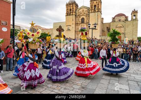 Les danseurs de Chinas Oaxaquenas se produisent devant l'église de Saint-Domingue au festival Guelaguetza à Oaxaca, au Mexique. Banque D'Images