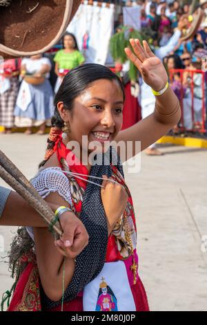 Des danseurs de Zaachila dansent le jarabe traditionnel au Guelaguetza à San Antonino Castillo Velasco, Oaxaca, Mexique. Le jarabe est un réprime de danse Banque D'Images