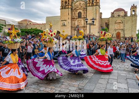 Les danseurs de Chinas Oaxaquenas se produisent devant l'église de Saint-Domingue au festival Guelaguetza à Oaxaca, au Mexique. Banque D'Images