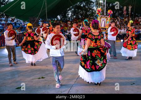 Des danseurs de Juchitan de Saragosse effectuent une danse traditionnelle au Guelaguetza à San Antonino Castillo Velasco, Oaxaca, Mexique. Leurs costumes sont Banque D'Images