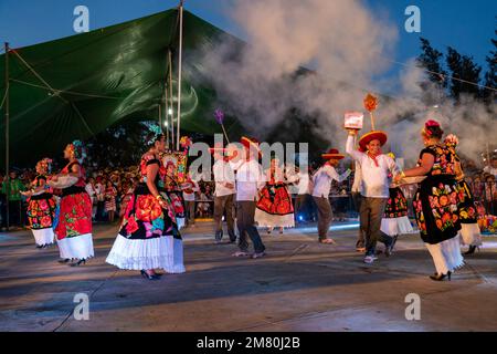 Des danseurs de Juchitan de Saragosse effectuent une danse traditionnelle au Guelaguetza à San Antonino Castillo Velasco, Oaxaca, Mexique. Leurs costumes sont Banque D'Images