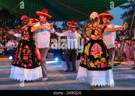 Des danseurs de Juchitan de Saragosse effectuent une danse traditionnelle au Guelaguetza à San Antonino Castillo Velasco, Oaxaca, Mexique. Leurs costumes sont Banque D'Images