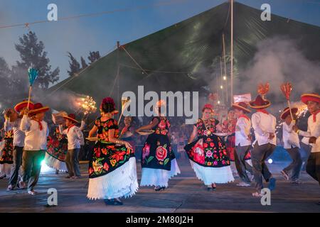 Des danseurs de Juchitan de Saragosse effectuent une danse traditionnelle au Guelaguetza à San Antonino Castillo Velasco, Oaxaca, Mexique. Leurs costumes sont Banque D'Images