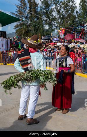 Des danseurs de Zaachila dansent le jarabe traditionnel au Guelaguetza à San Antonino Castillo Velasco, Oaxaca, Mexique. Le jarabe est un réprime de danse Banque D'Images