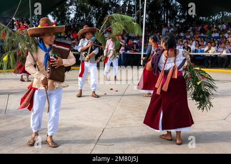 Des danseurs de Zaachila dansent le jarabe traditionnel au Guelaguetza à San Antonino Castillo Velasco, Oaxaca, Mexique. Le jarabe est un réprime de danse Banque D'Images