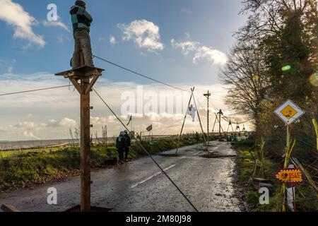 Les activistes du climat se sont barricadés dans le village allemand de Lutzerath, en Rhénanie-du-Nord-Westphalie. Les militants occupent le village depuis plus de deux ans pour l'empêcher de disparaître de la surface de la terre, comme convenu dans un accord négocié par les dirigeants politiques. Les mines de la société énergétique RWE s'enflamment là-bas, ce que les activistes accusent du réchauffement climatique et de la pollution de CO2. Tôt ce matin, la police a commencé à évacuer le village. Banque D'Images