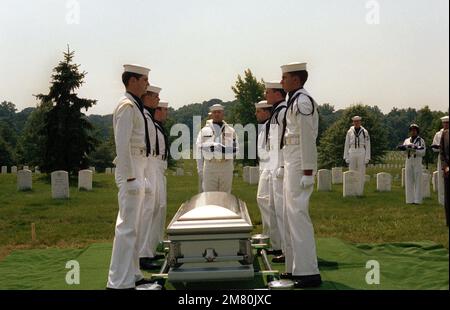 Membres des États-Unis La Garde de cérémonie de la Marine est à l'attention de la classe Mate 3rd de Boatswain Daniel Good détient le drapeau replié pendant les funérailles au cimetière national d'Arlington pour LE CAPC James T. Ruffin. Ruffin a été inscrit comme manquant-en-action après avoir omis de reprendre le vol d'une mission au large de la côte nord du Vietnam le 18 février 1966. Base: Arlington État: Virginia (va) pays: Etats-Unis d'Amérique (USA) Banque D'Images