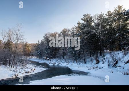 Joli paysage d'arbres et ruisseau de la branche de Balsam qui traverse le comté central de Polk, à D. D. Kennedy Mill Ave., à Amery, Wisconsin, États-Unis Banque D'Images