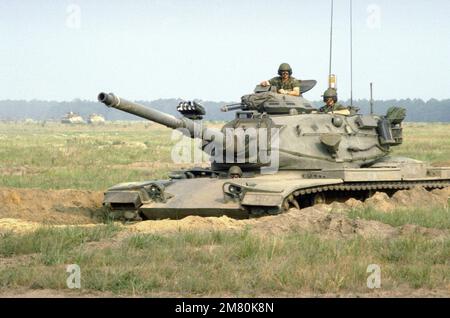 Un char de combat principal M-60A3 de la 1st BN., 108th Armor, 48th BDE., de la Garde nationale de Géorgie, attend en position défensive lors d'un exercice d'entraînement. L'unité se prépare à ses exercices annuels qui auront lieu cette année à fort Irwin, en Californie. Base: Fort Stewart État: Géorgie (GA) pays: États-Unis d'Amérique (USA) Banque D'Images