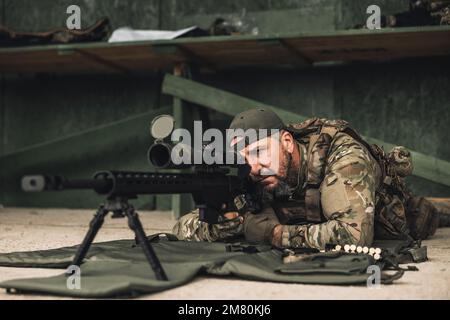 Soldat avec le fusil bfor tirant sur la cible Banque D'Images