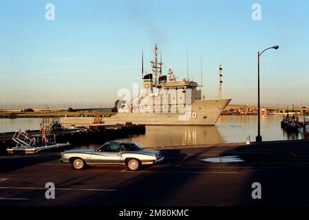 Une vue à tribord de l'arc de la flotte remorquée USNS MOHAWK (T-ATF-170) en marche arrière de la jetée après une visite d'une semaine au port du Washington Navy Yard. Base: Washington État: District de Columbia (DC) pays: Etats-Unis d'Amérique (USA) Banque D'Images