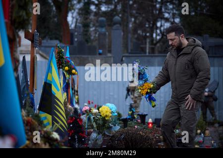 Lviv, Ukraine. 11th janvier 2023. Le président ukrainien Volodymyr Zelenskyy place des fleurs sur des tombes de soldats tués lors de l'invasion russe sur le champ de Mars au cimetière de Lychakiv, à 11 janvier 2023, à Lviv, en Ukraine. Depuis avril 2022, des militaires tués pendant la guerre russo-ukrainienne ont été enterrés dans le cimetière historique. Credit: Bureau de presse présidentiel ukrainien/Présidence ukrainienne/Alamy Live News Banque D'Images