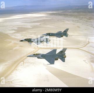 Vue aérienne à gauche de l'avion Fighter Technology Integration (AFTI) F-16 Fighting Falcon (No 750), alors qu'il est escorté à fort Worth, Texas par deux F-16AS. Pays : inconnu Banque D'Images