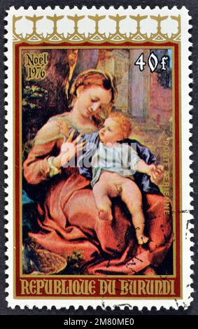 Timbre-poste annulé imprimé par le Burundi, qui montre la peinture de Madonna avec l'enfant, vers 1976. Banque D'Images