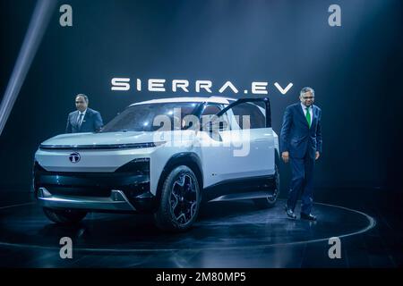 Grande Noida, Uttar Pradesh, Inde. 11th janvier 2023. (De gauche à droite) Shailesh Chandra, directeur général de Tata Motors Passenger Vehicles Ltd. Avec N. Chandrasekaran, président de Tata Sons, dévoile le prototype Sierra de véhicule électrique de sport de Tata Motors Ltd. À l'occasion de l'India Auto Expo 2023. (Credit image: © Pradeep Gaur/SOPA Images via ZUMA Press Wire) USAGE ÉDITORIAL SEULEMENT! Non destiné À un usage commercial ! Banque D'Images