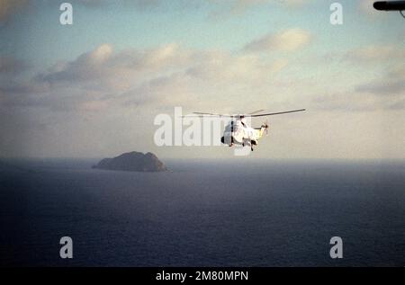 Vue aérienne avant gauche d'un hélicoptère SH-3D Sea King de l'escadron 2 (HS-2). L'escadron est affecté au porte-avions USS KITTY HAWK (CV 63). Pays : inconnu Banque D'Images