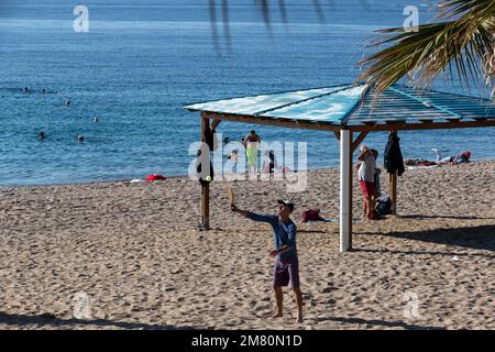 Athènes, Grèce. 6th janvier 2023. Les gens passent du temps sur une plage de Faliro, une banlieue sud d'Athènes, en Grèce, le 6 janvier 2023. La Grèce a connu des températures anormalement chaudes cet hiver, ce qui a poussé les gens à se rendre à la plage plutôt qu'aux stations de ski. Cependant, le temps doux laisse les scientifiques inquiets. Crédit: Marios Lolos/Xinhua/Alamy Live News Banque D'Images