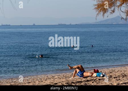 Athènes, Grèce. 6th janvier 2023. Les gens passent du temps sur une plage de Faliro, une banlieue sud d'Athènes, en Grèce, le 6 janvier 2023. La Grèce a connu des températures anormalement chaudes cet hiver, ce qui a poussé les gens à se rendre à la plage plutôt qu'aux stations de ski. Cependant, le temps doux laisse les scientifiques inquiets. Crédit: Marios Lolos/Xinhua/Alamy Live News Banque D'Images