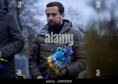 Lviv, Ukraine. 11th janvier 2023. Le chef adjoint du bureau du Président Kyrylo Timochenko, place des fleurs sur les tombes de soldats tués lors de l'invasion russe sur le terrain de Mars au cimetière de Lychakiv, à 11 janvier 2023, à Lviv, en Ukraine. Depuis avril 2022, des militaires tués pendant la guerre russo-ukrainienne ont été enterrés dans le cimetière historique. Credit: Bureau de presse présidentiel ukrainien/Présidence ukrainienne/Alamy Live News Banque D'Images