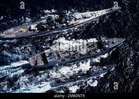 Une vue aérienne de l'arc du port de l'USS NEW JERSEY (BB-62), centre, en cours avec six autres navires de son groupe de travail. Pays : Océan Pacifique (POC) Banque D'Images