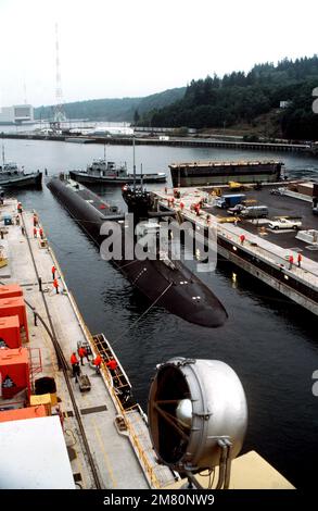 Des remorqueurs de type YTB de classe 760 guident le sous-marin de missiles stratégiques à propulsion nucléaire USS OHIO (SSBN 726) hors du quai sec de Delta Pier. Base: Base navale sous-marine, Bangor État: Washington (WA) pays: Etats-Unis d'Amérique (USA) Banque D'Images