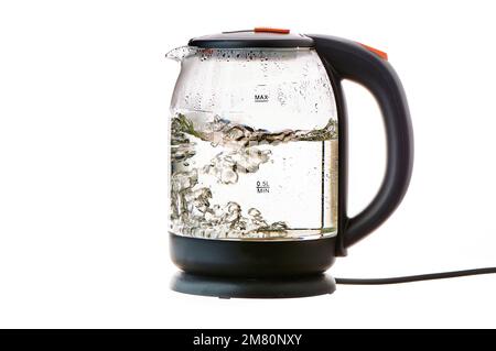 bouilloire électrique en verre avec eau bouillante sur fond blanc isolé Banque D'Images