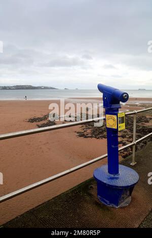 Télescope donnant sur la plage et le bord de mer de Paignton, Devon. Prise janvier 2023 Banque D'Images