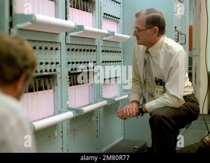 Les techniciens examinent un panneau tout en testant les circuits électriques d'un système de guidage de contrôle des missiles balistiques intercontinentaux de garde-paix MGM-118 (anciennement MX). Base: Vandenberg Air Force base État: Californie (CA) pays: États-Unis d'Amérique (USA) Banque D'Images