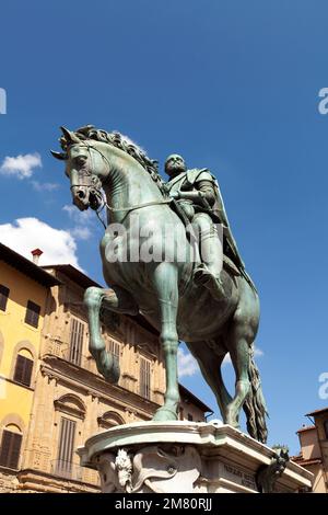 FLORENCE, ITALIE, LE 25 AOÛT 2014. Monument équestre de Cosimo I. Statue en bronze située sur la Piazza Della Signoria. Éditorial Banque D'Images