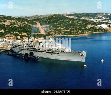 Une vue en hauteur de l'arc de tribord du sous-marin USS ORION (AS-18) ancré dans le port. Base: Sardina pays: Italie (ITA) Banque D'Images