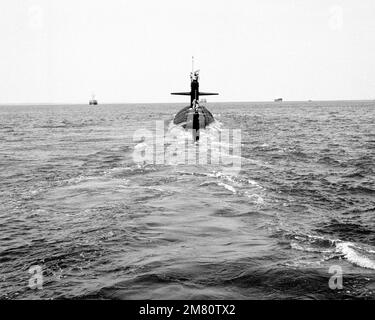 Une vue à l'arrière du sous-marin d'attaque nucléaire de classe Los Angeles USS BUFFALO (SSN 715) est en cours. Pays: Océan Atlantique (AOC) Banque D'Images