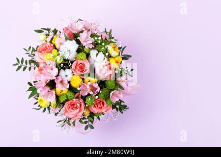 Bouquet de roses roses, jaunes et fleurs violettes alstroemeria sur fond lilas. Carte de vœux d'anniversaire, Saint-Valentin, Fête des mères Banque D'Images