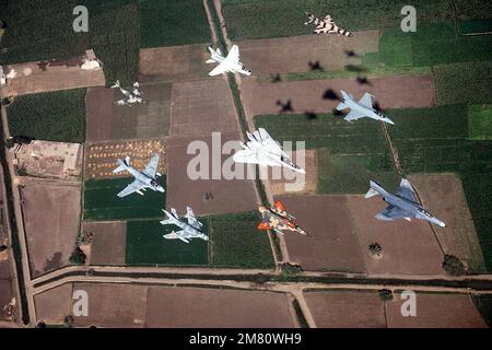Vue aérienne des avions américains et égyptiens qui volent en formation pendant l'exercice Bright Star '83. Sujet opération/série: BRIGHT STAR '83 pays: Egypte (EGY) Banque D'Images