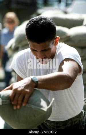 Un membre de la Marine Barracks de 400 hommes de la Force de défense au sol empile des sacs de sable à l'entrée de la ligne de clôture des quartiers de l'unité. Base : Station navale, Baie de Guantanamo pays : Cuba (CUB) Banque D'Images