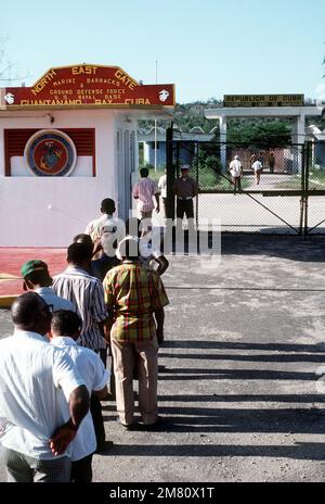 Un membre de la Marine Barracks, la Force de défense terrestre, contrôle les travailleurs civils par la porte du Nord-est lorsqu'ils retournent chez eux dans le Cuba communiste. Base : Station navale, Baie de Guantanamo pays : Cuba (CUB) Banque D'Images