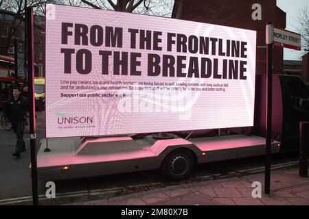 Londres, Royaume-Uni. 11 janvier 2023. Un écran DE syndicat UNISSON s'affiche à l'extérieur d'un dépôt d'ambulance de Londres où les ambulanciers sont en grève. Les ambulanciers de cinq régions différentes - Londres, Yorkshire, le Nord-Ouest, le Nord-est et le Sud-Ouest - sont en grève sur la rémunération équitable et le personnel. Crédit : Mark Kerrison/Alamy Live News Banque D'Images