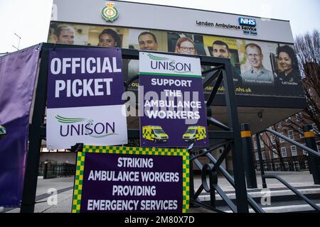 Londres, Royaume-Uni. 11 janvier 2023. Des panneaux DE syndicats UNISON sont illustrés à l'extérieur d'un dépôt d'ambulance de Londres où les ambulanciers sont en grève. Les ambulanciers de cinq régions différentes - Londres, Yorkshire, le Nord-Ouest, le Nord-est et le Sud-Ouest - sont en grève sur la rémunération équitable et le personnel. Crédit : Mark Kerrison/Alamy Live News Banque D'Images