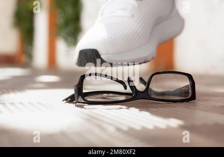 pied sur les lunettes. accident le verres cassés sur les carreaux de rue Banque D'Images