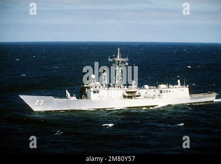 Une vue de l'avant-port de la frégate de missile guidé USS LEWIS B. EXTOR (FFG-23) est en cours. Pays : inconnu Banque D'Images