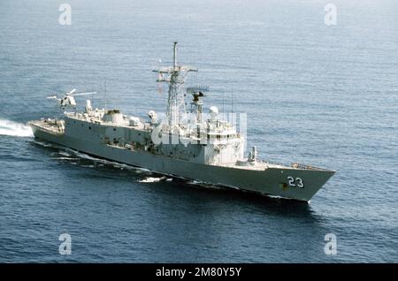 Une vue en hauteur de l'arc à tribord de la frégate de missile guidé USS LEWIS B. EXTOR (FFG-23) est en cours. Pays : inconnu Banque D'Images