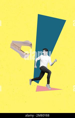 Illustration verticale de collage de photo créative d'un gars terrifié et effrayé dirigé par un travail de bureau de l'agrafeuse isolé sur fond jaune Banque D'Images