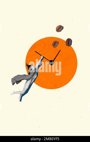 Illustration verticale de collage de photo créative de super-héros fille volant poing vers le haut de l'énergie du café booster isolé sur fond blanc de couleur Banque D'Images