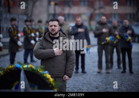 Lviv, Ukraine. 11th janvier 2023. Le président ukrainien Volodymyr Zelensky rend hommage aux soldats ukrainiens morts pendant la guerre russo-ukrainienne dans le cimetière de Lychakivsky à Lviv, en Ukraine, mercredi, à 11 janvier 2023. Photo du Bureau de presse du Président ukrainien/UPI. Crédit : UPI/Alay Live News Banque D'Images