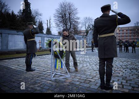 Lviv, Ukraine. 11th janvier 2023. Le président ukrainien Volodymyr Zelensky rend hommage aux soldats ukrainiens morts pendant la guerre russo-ukrainienne dans le cimetière de Lychakivsky à Lviv, en Ukraine, mercredi, à 11 janvier 2023. Photo du Bureau de presse du Président ukrainien/UPI. Crédit : UPI/Alay Live News Banque D'Images