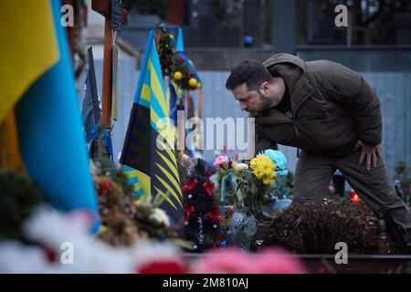 Lviv, Ukraine. 11th janvier 2023. Le président ukrainien Volodymyr Zelensky rend hommage aux soldats ukrainiens morts pendant la guerre russo-ukrainienne dans le cimetière de Lychakivsky à Lviv, en Ukraine, mercredi, à 11 janvier 2023. Photo du Bureau de presse du Président ukrainien/UPI. Crédit : UPI/Alay Live News Banque D'Images